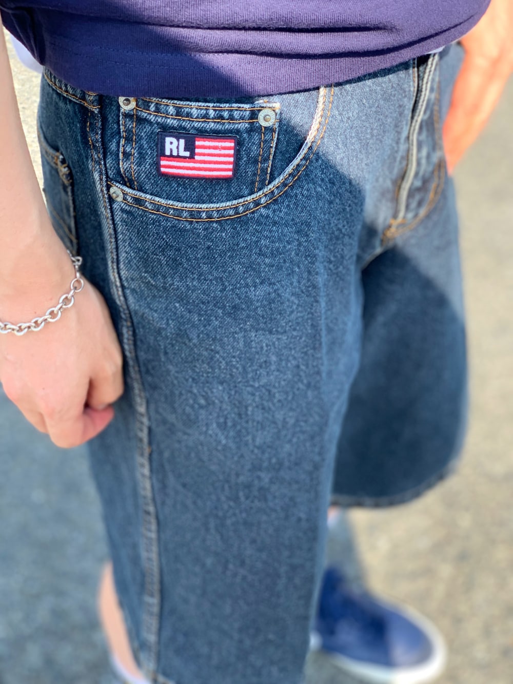 ブルー系のTシャツ/カットソー、ブルー系のデニムパンツ、ブルー系のスニーカーを着用したメンズの春コーディネートの5枚目の写真