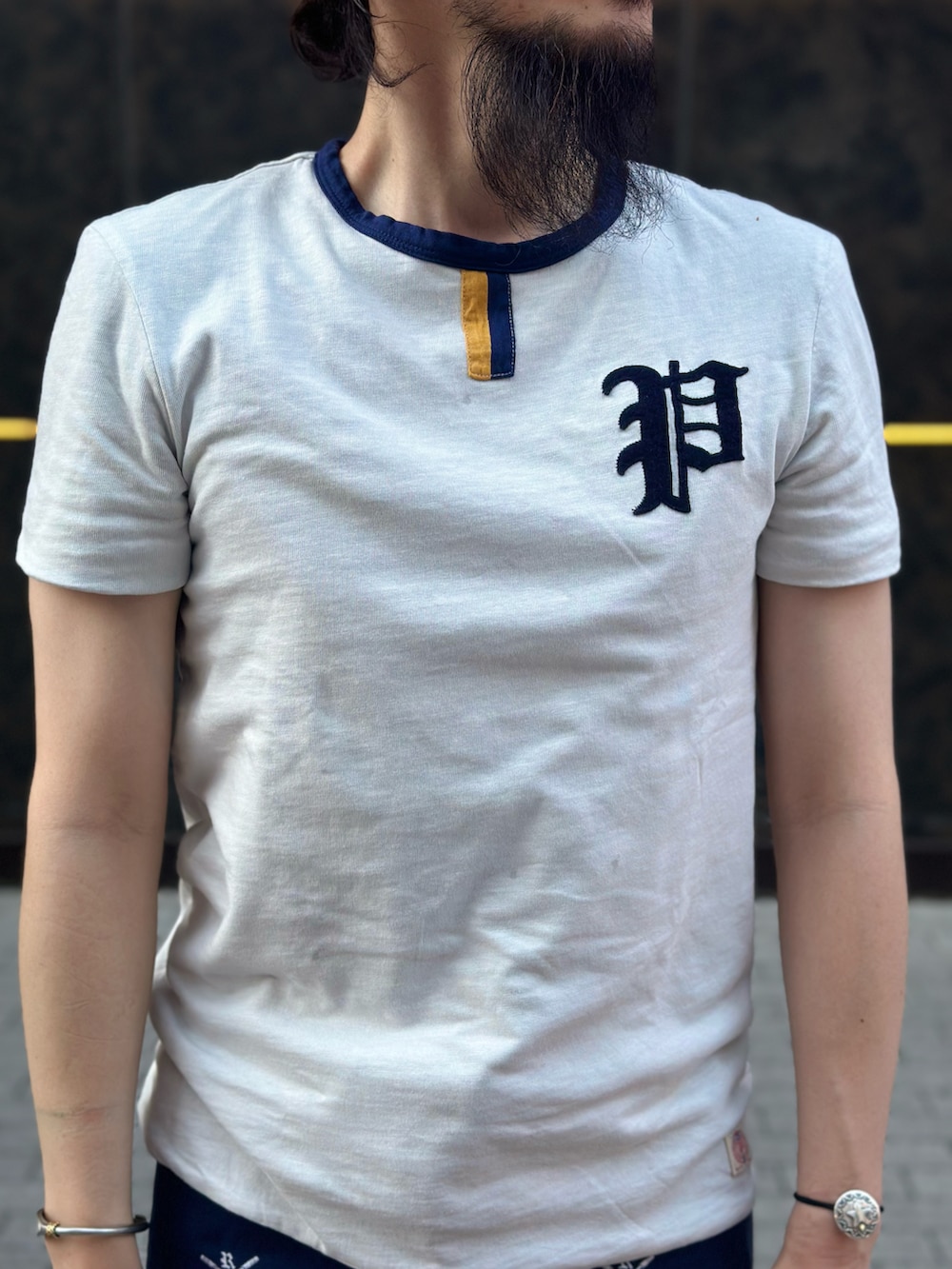 ホワイト系のTシャツ/カットソー、ブルー系のその他パンツ、ゴールド系のスニーカーを着用したメンズの夏コーディネートの3枚目の写真