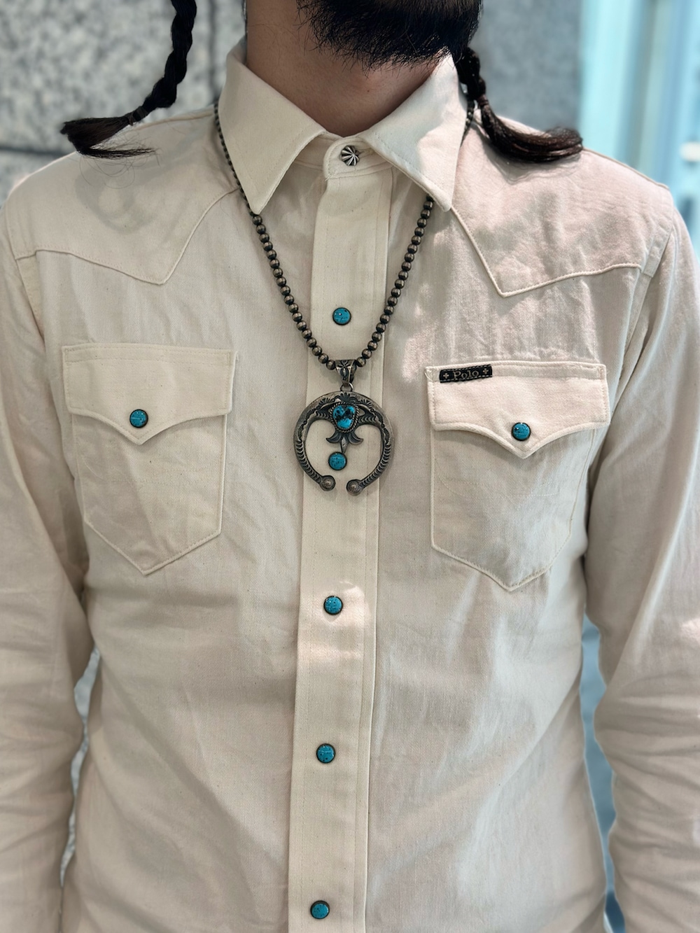 ホワイト系のシャツ/ブラウス、ブルー系のその他パンツ、ブラック系のブーツを着用したメンズの春コーディネートの2枚目の写真