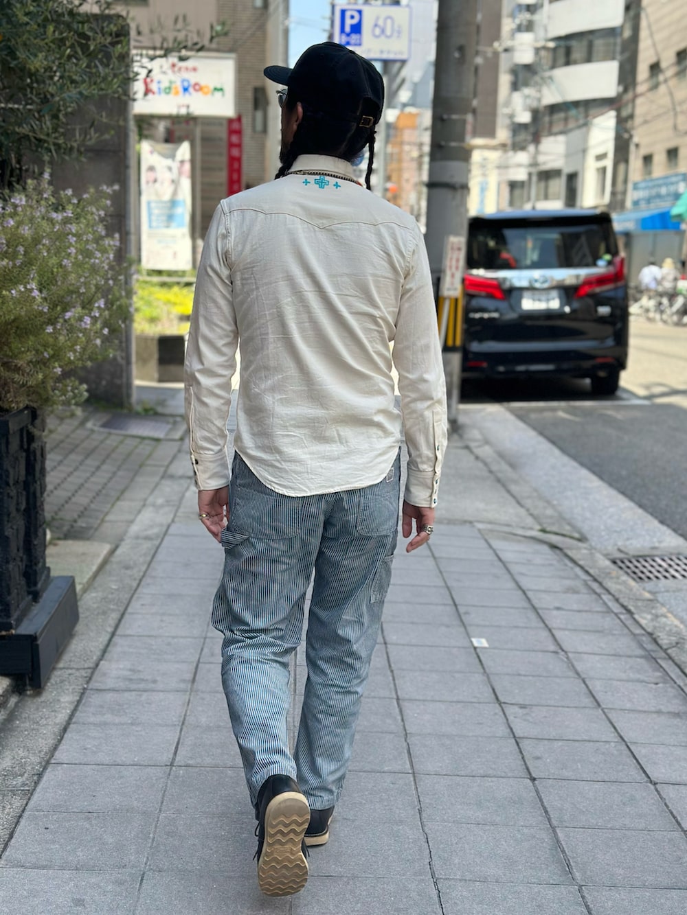 ホワイト系のシャツ/ブラウス、ブルー系のその他パンツ、ブラック系のブーツを着用したメンズの春コーディネートの3枚目の写真