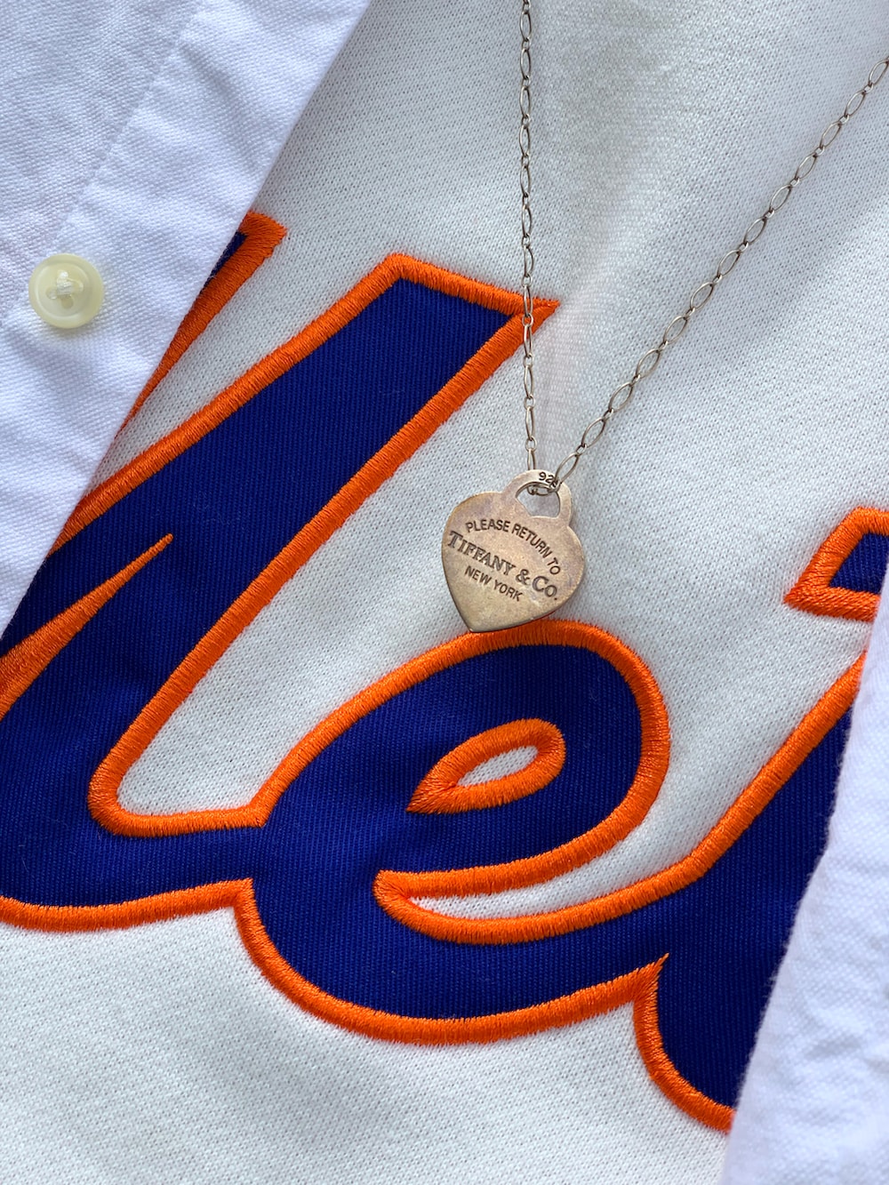 ホワイト系のスウェット、ホワイト系のシャツ/ブラウス、グリーン系のカーゴパンツを着用したメンズの春コーディネートの3枚目の写真