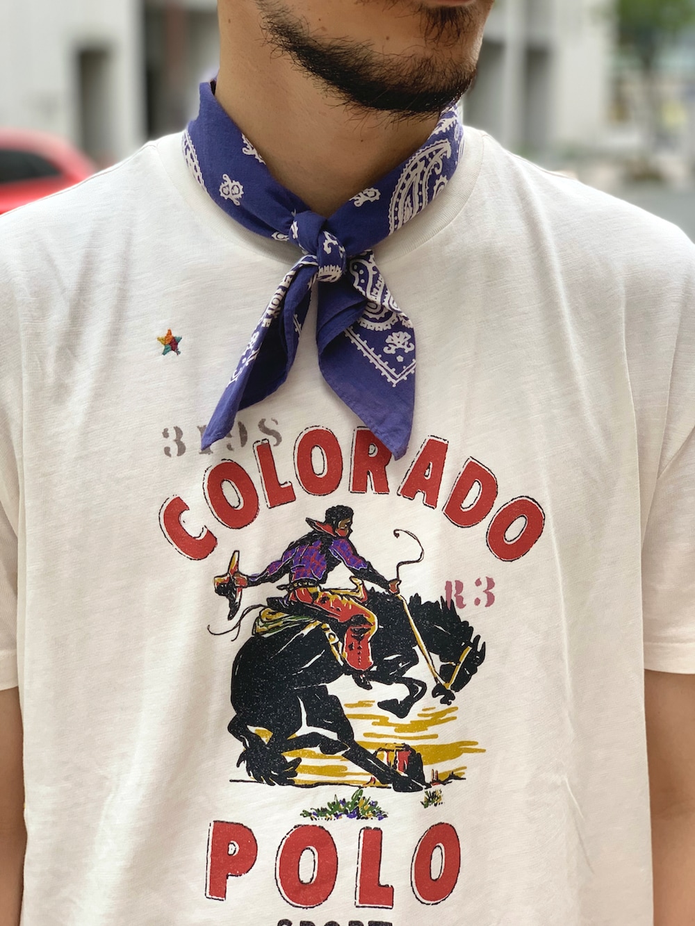 ホワイト系のTシャツ/カットソー、ブルー系のデニムパンツ、ブラウン系のブーツを着用したメンズの夏コーディネートの4枚目の写真