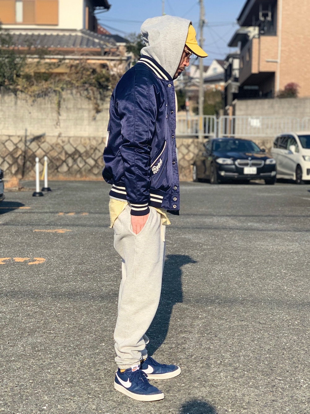 グレー系のパーカー、ブルー系のスタジャン、グレー系のTシャツ/カットソーを着用したメンズの冬コーディネートの3枚目の写真