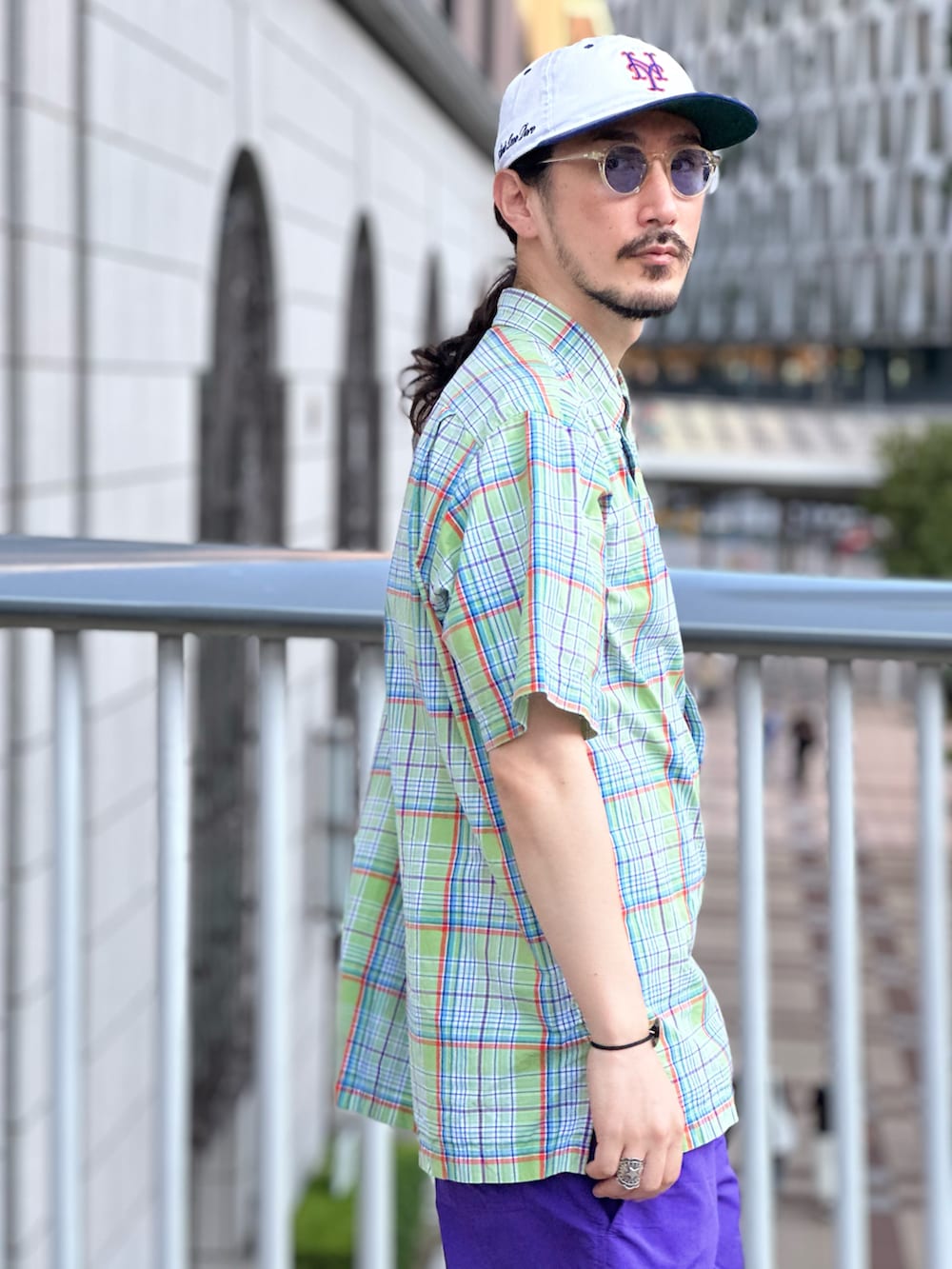 その他のシャツ/ブラウス、パープル系のその他パンツ、ホワイト系のスニーカーを着用したメンズの夏コーディネートの3枚目の写真