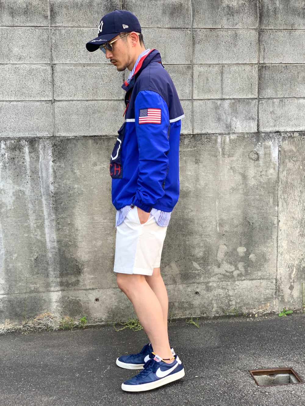 ブルー系のシャツ/ブラウス、ブルー系のジャケット/アウター、ホワイト系のチノパンツを着用したメンズの春コーディネートの2枚目の写真