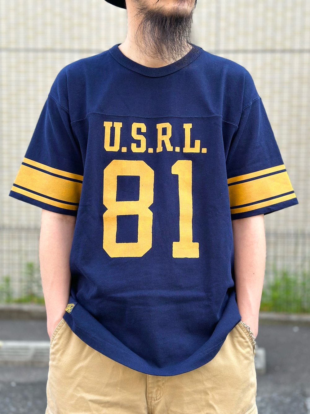 ブルー系のTシャツ/カットソー、ベージュ系のその他パンツ、ブルー系のスニーカーを着用したメンズの夏コーディネートの2枚目の写真