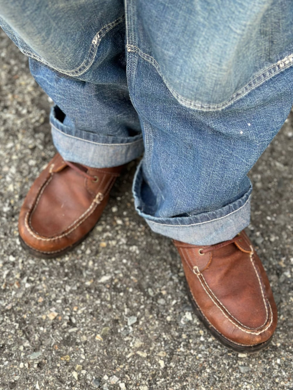 その他のその他アウター、ホワイト系のシャツ/ブラウス、ブルー系のサロペット/オーバーオールを着用したメンズの冬コーディネートの3枚目の写真