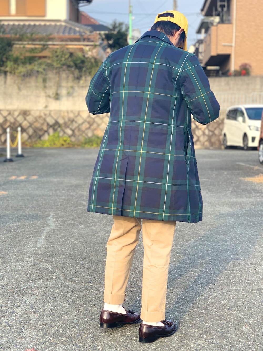 ホワイト系のシャツ/ブラウス、イエロー系のネクタイ、ブルー系のその他アウターを着用したメンズの冬コーディネートの3枚目の写真