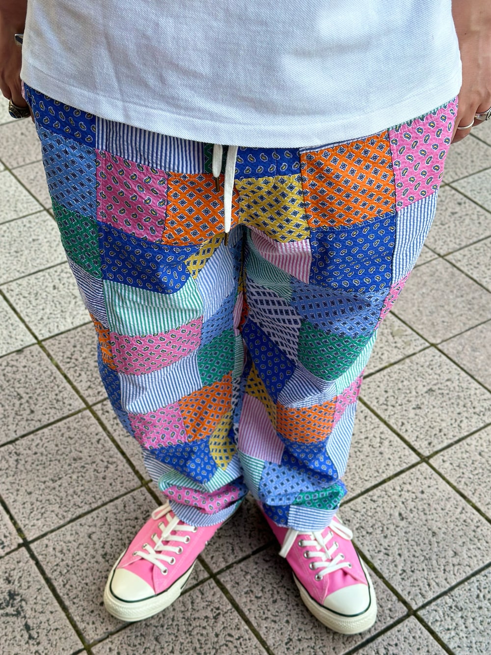 ホワイト系のポロシャツ、その他のその他パンツ、ピンク系のスニーカーを着用したメンズの春コーディネートの5枚目の写真