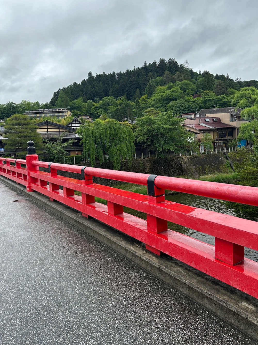 イエロー系のシャツ/ブラウス、グリーン系のナイロンジャケット、ベージュ系のパンツを着用したメンズの夏コーディネートの4枚目の写真