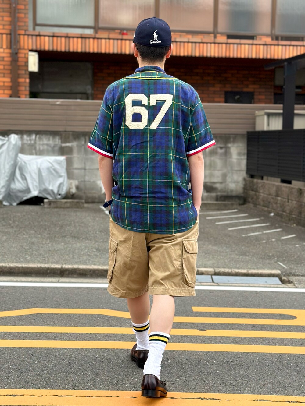 その他のトップス、ベージュ系のその他パンツ、レッド系のローファーを着用したメンズの夏コーディネートの3枚目の写真