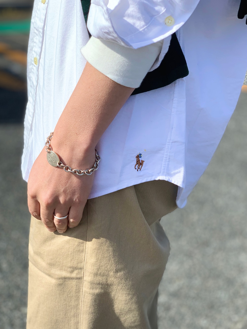 ホワイト系のシャツ/ブラウス、グリーン系のトップス、ブラウン系のその他パンツを着用したメンズの冬コーディネートの5枚目の写真