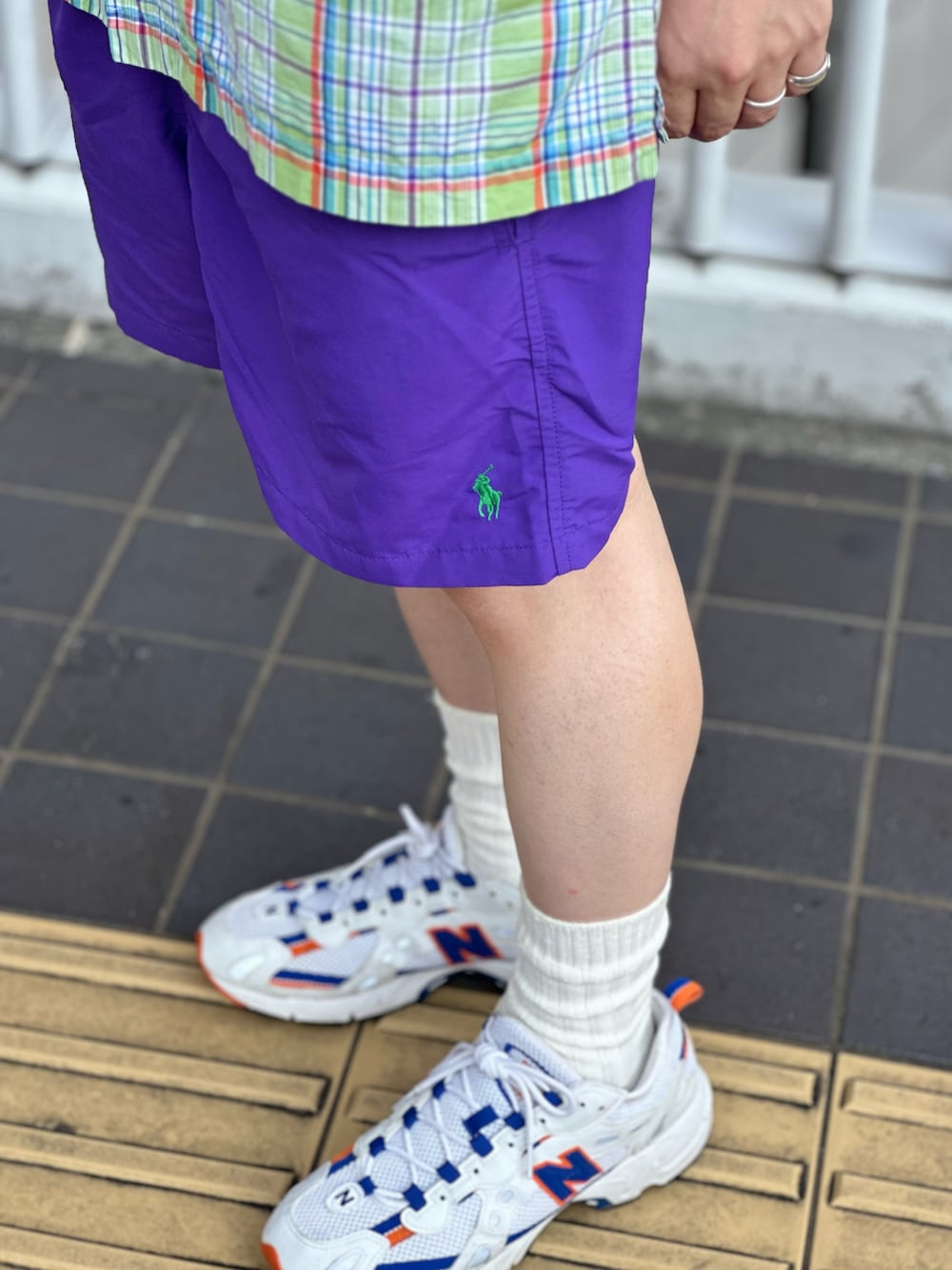 その他のシャツ/ブラウス、パープル系のその他パンツ、ホワイト系のスニーカーを着用したメンズの夏コーディネートの2枚目の写真