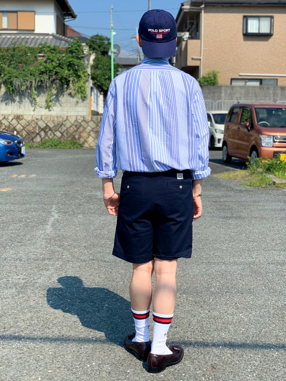 ブルー系のシャツ/ブラウス、レッド系のネクタイ、シルバー系のネクタイピンを着用したメンズの春コーディネートの2枚目の写真