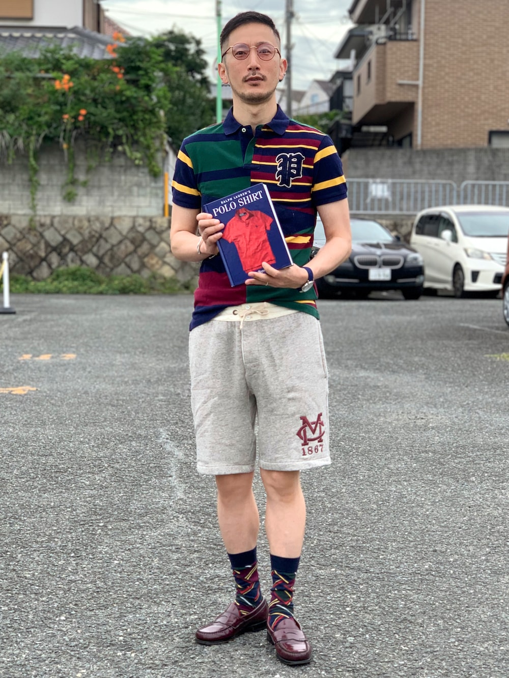 その他のポロシャツ、グレー系のパンツ、レッド系のローファーを着用したメンズの夏コーディネートの2枚目の写真