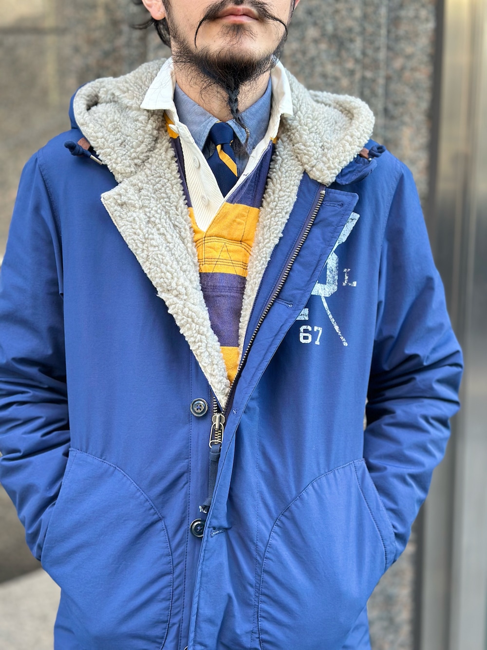 ブルー系のシャツ/ブラウス、ブルー系のネクタイ、ブルー系のポロシャツを着用したメンズの冬コーディネートの3枚目の写真