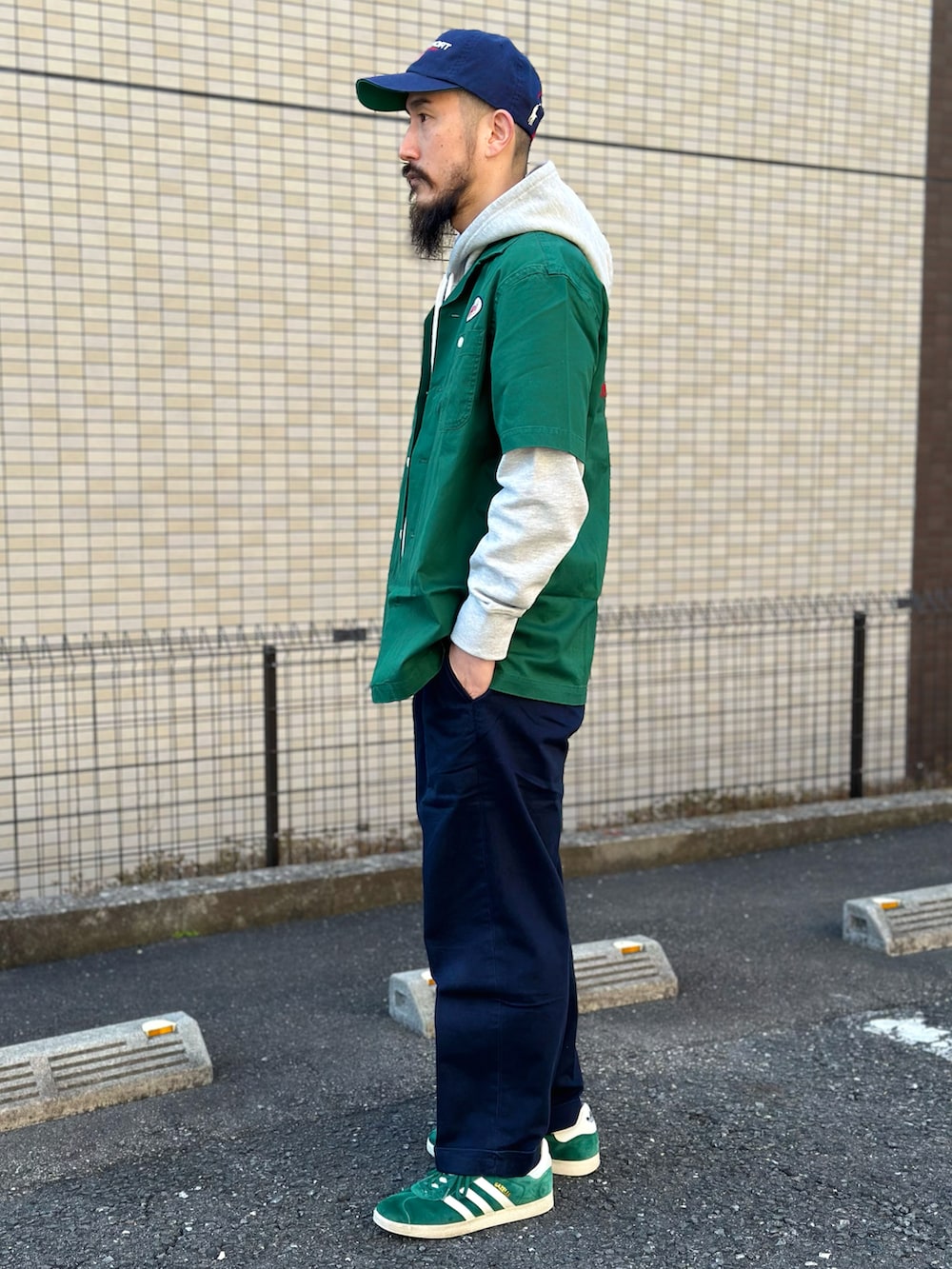 グレー系のパーカー、グリーン系のシャツ/ブラウス、ブルー系のその他パンツを着用したメンズの冬コーディネートの5枚目の写真