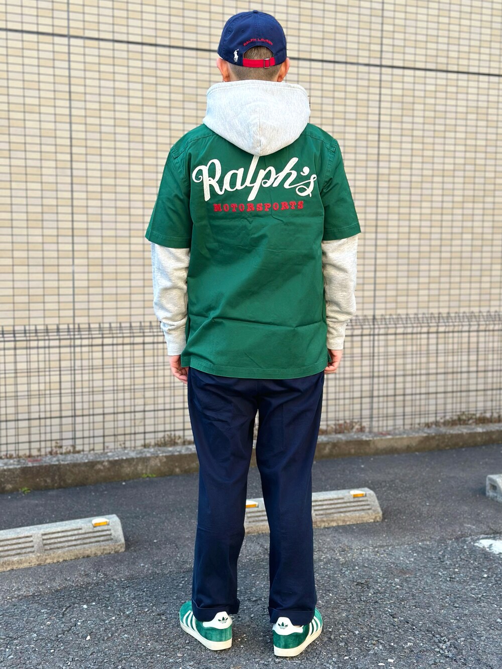 グレー系のパーカー、グリーン系のシャツ/ブラウス、ブルー系のその他パンツを着用したメンズの冬コーディネートの4枚目の写真