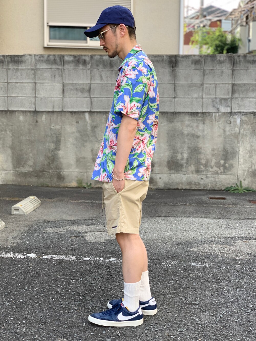 その他のシャツ/ブラウス、ホワイト系のTシャツ/カットソー、ブラウン系のパンツを着用したメンズの夏コーディネートの4枚目の写真