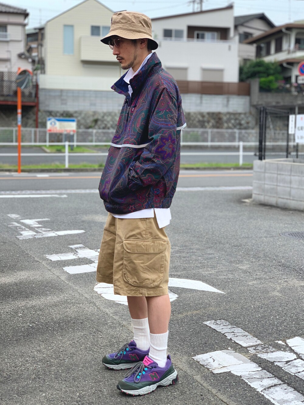 ホワイト系のポロシャツ、その他のその他アウター、ベージュ系のその他パンツを着用したメンズの夏コーディネートの4枚目の写真