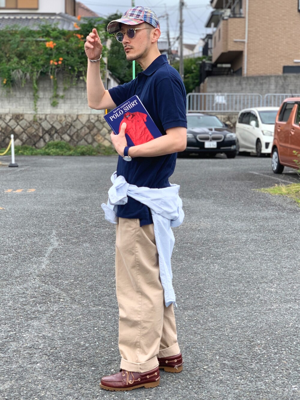 ブルー系のポロシャツ、ブルー系のシャツ/ブラウス、ベージュ系のパンツを着用したメンズの夏コーディネートの4枚目の写真