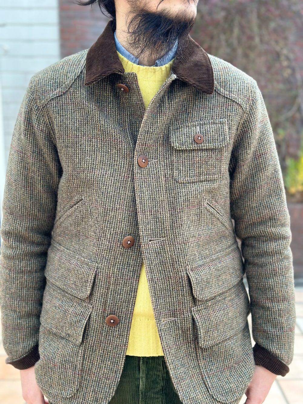 ブルー系のシャツ/ブラウス、イエロー系のニット/セーター、その他のその他アウターを着用したメンズの冬コーディネートの3枚目の写真