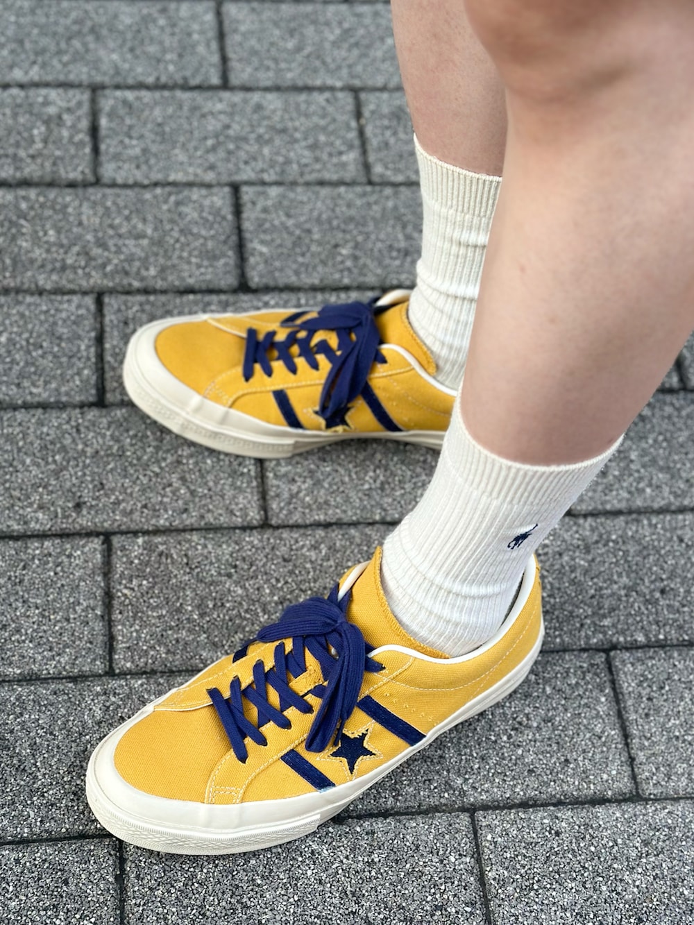 ホワイト系のTシャツ/カットソー、ブルー系のその他パンツ、ゴールド系のスニーカーを着用したメンズの夏コーディネートの4枚目の写真