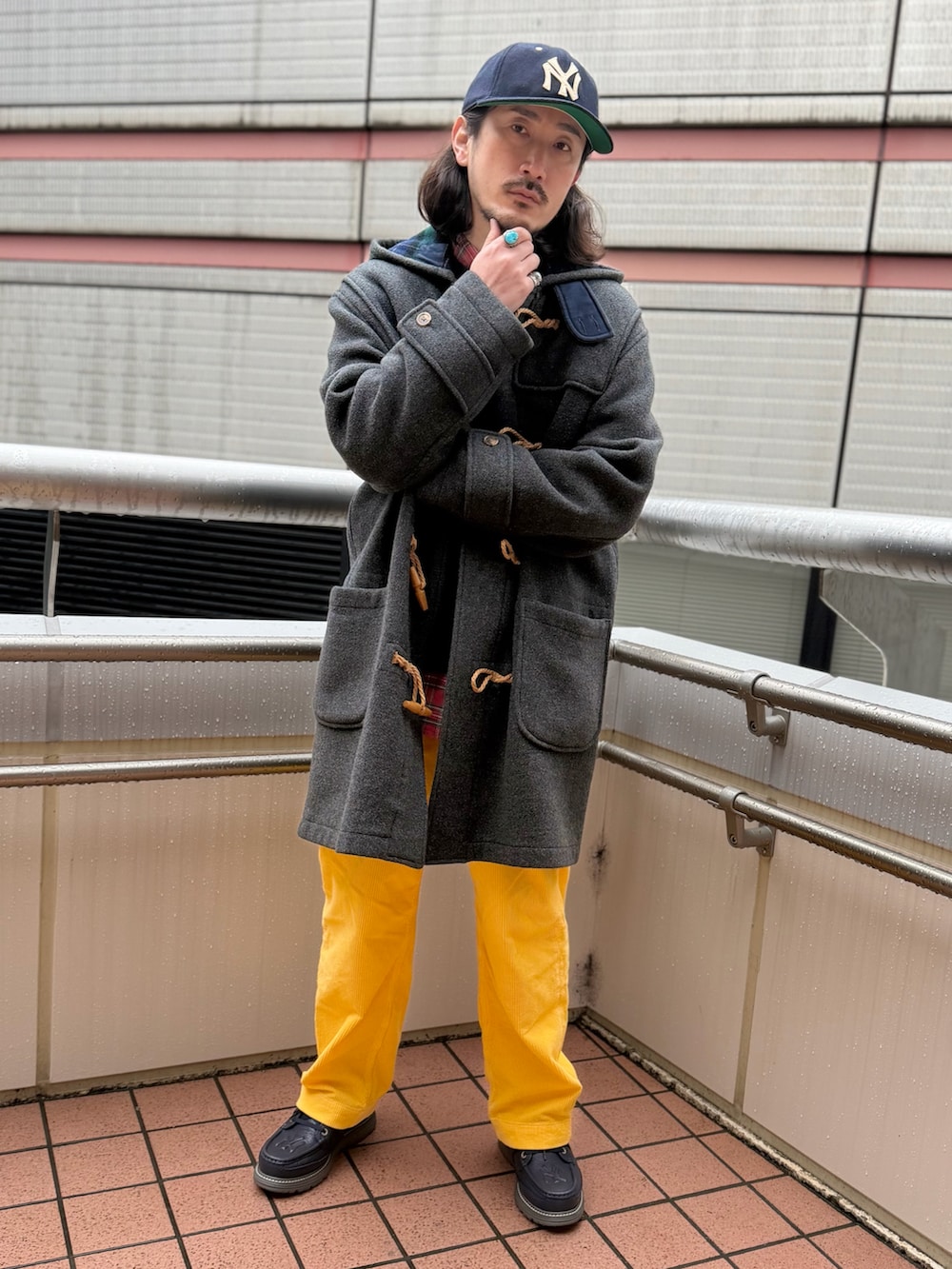 ブルー系のニット/セーター、イエロー系のその他パンツ、レッド系のシャツ/ブラウスを着用したメンズの冬コーディネートの2枚目の写真