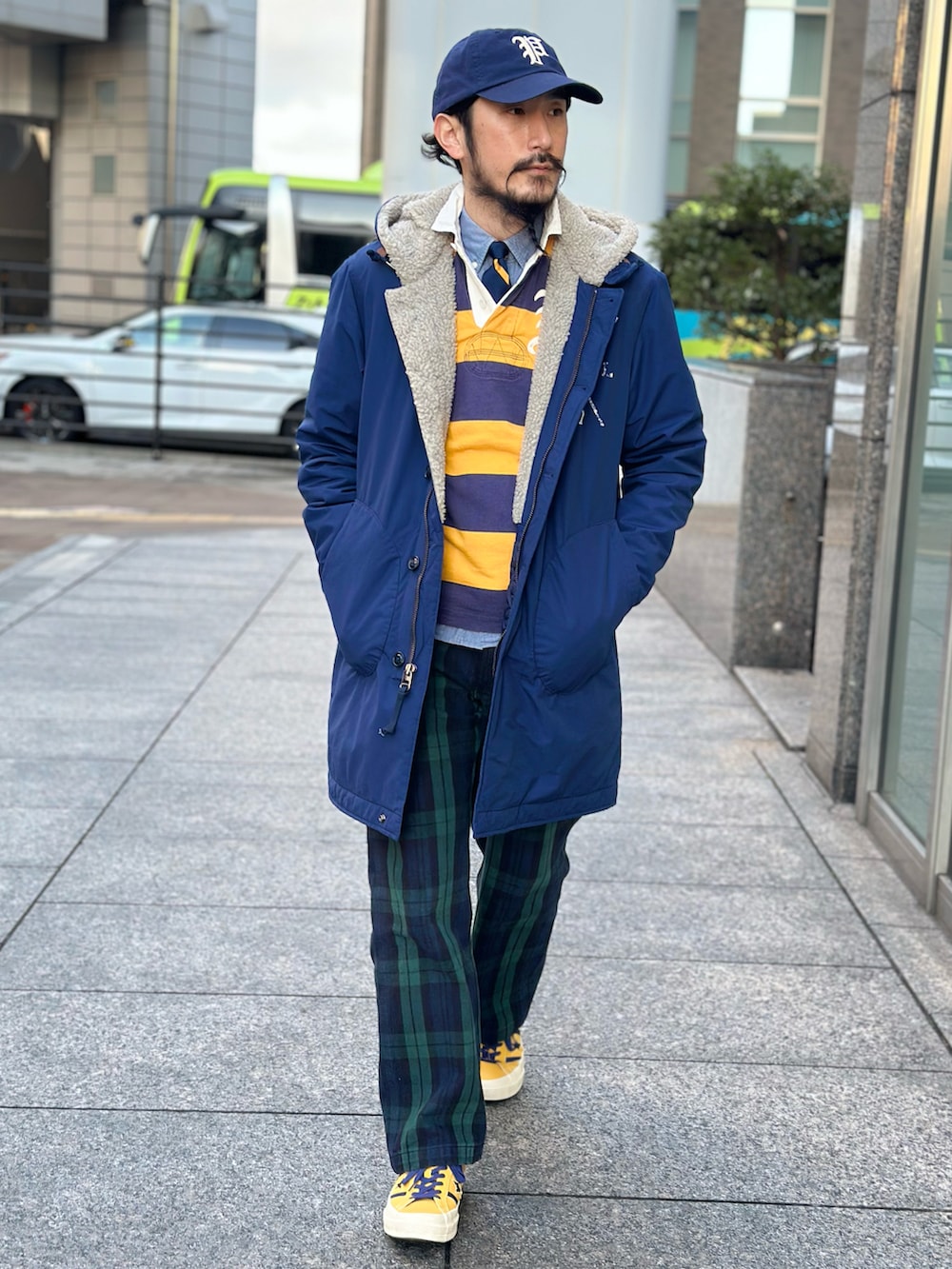 ブルー系のシャツ/ブラウス、ブルー系のネクタイ、ブルー系のポロシャツを着用したメンズの冬コーディネートの2枚目の写真