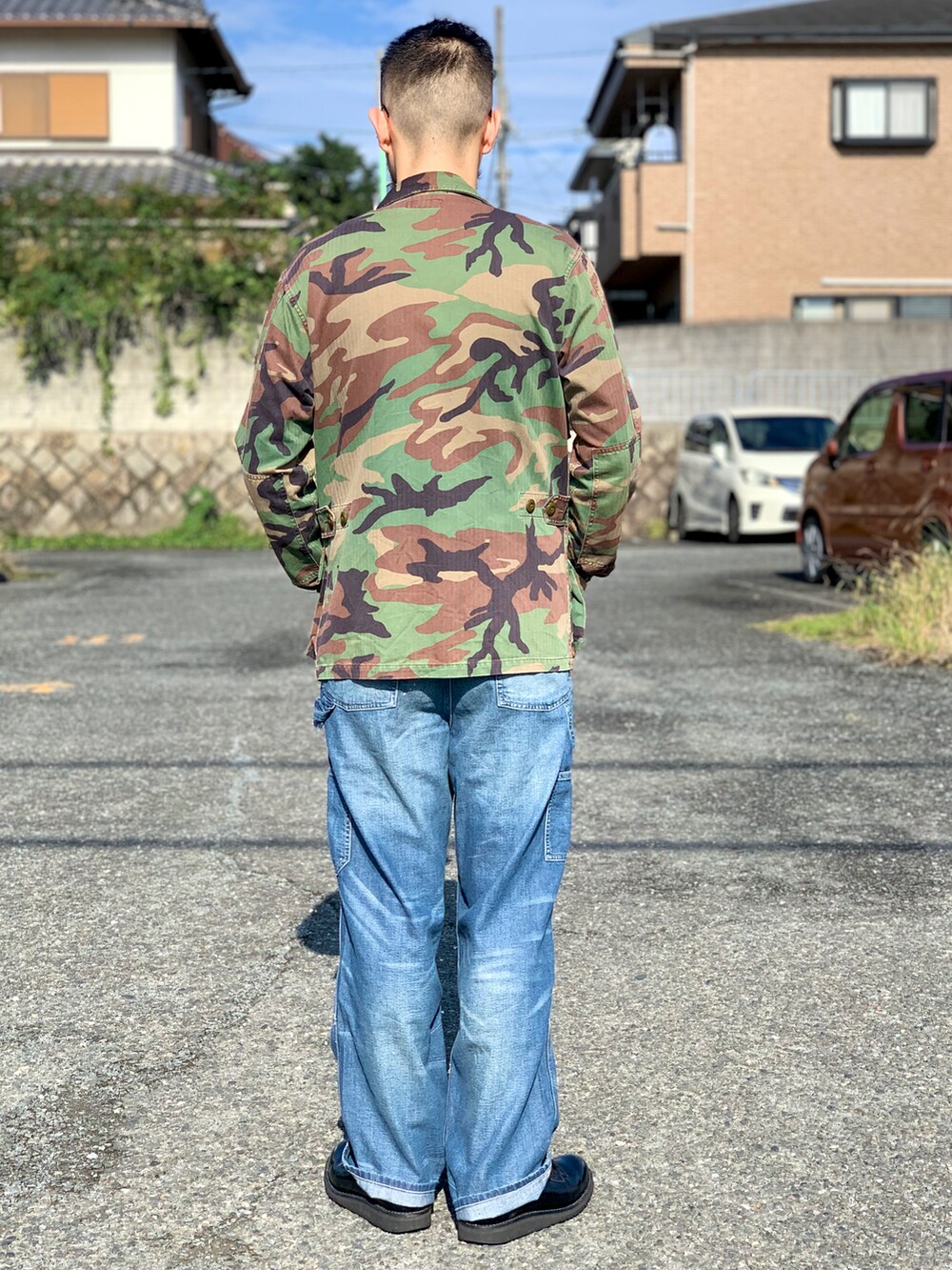 ホワイト系のTシャツ/カットソー、その他のシャツ/ブラウス、ブルー系のサロペット/オーバーオールを着用したメンズの秋コーディネートの4枚目の写真