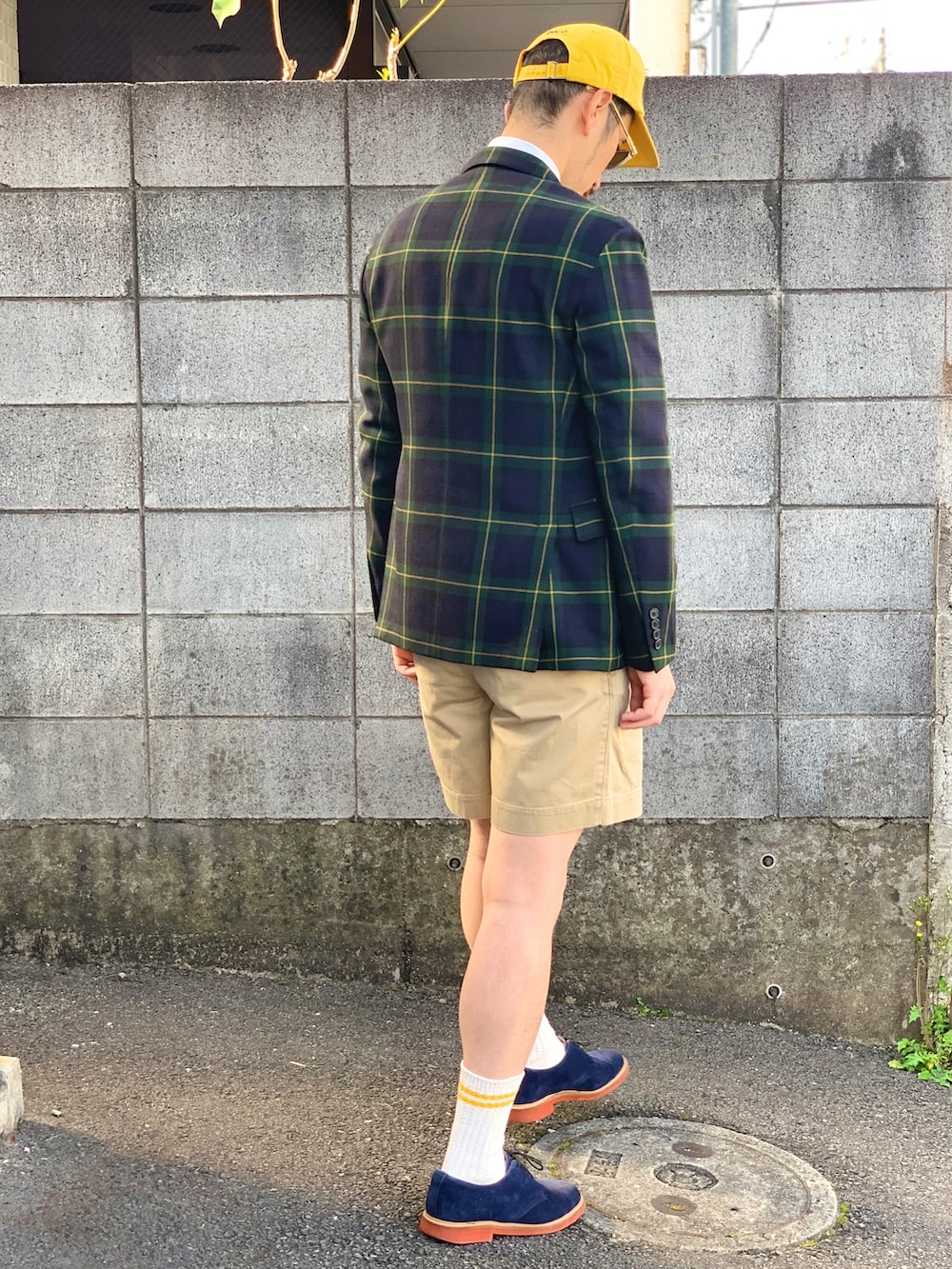 その他のジャケット/アウター、ブルー系のネクタイ、シルバー系のネクタイピンを着用したメンズの春コーディネートの5枚目の写真