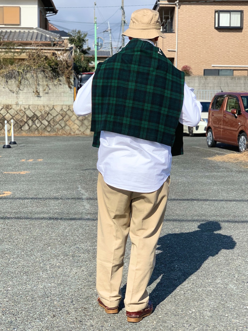 ホワイト系のシャツ/ブラウス、グリーン系のトップス、ブラウン系のその他パンツを着用したメンズの冬コーディネートの4枚目の写真