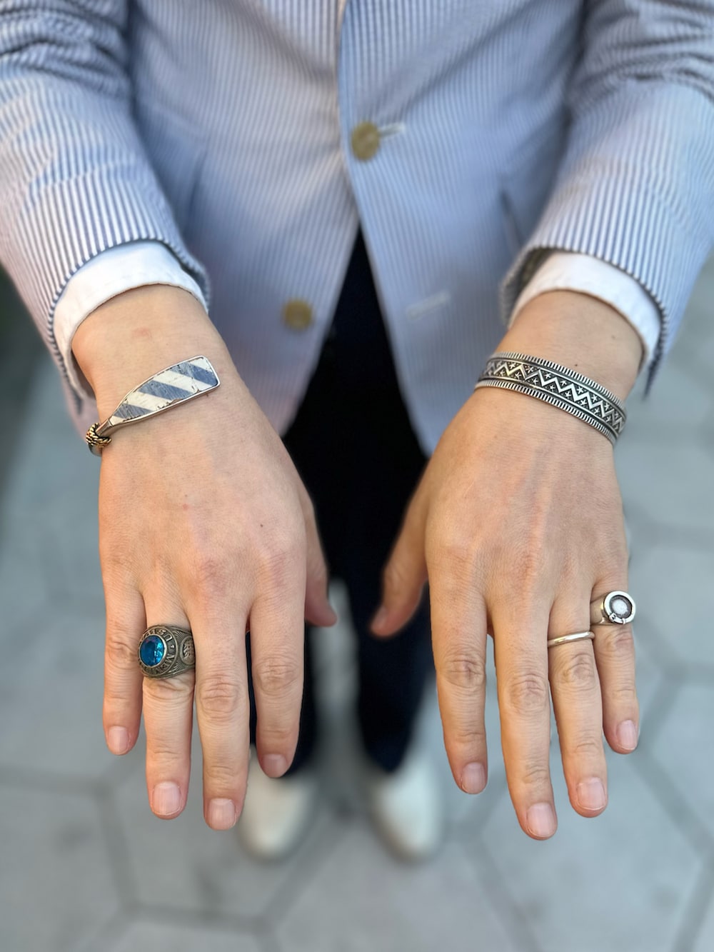 ホワイト系のシャツ/ブラウス、ブルー系のネクタイ、シルバー系のネクタイピンを着用したメンズの春コーディネートの5枚目の写真