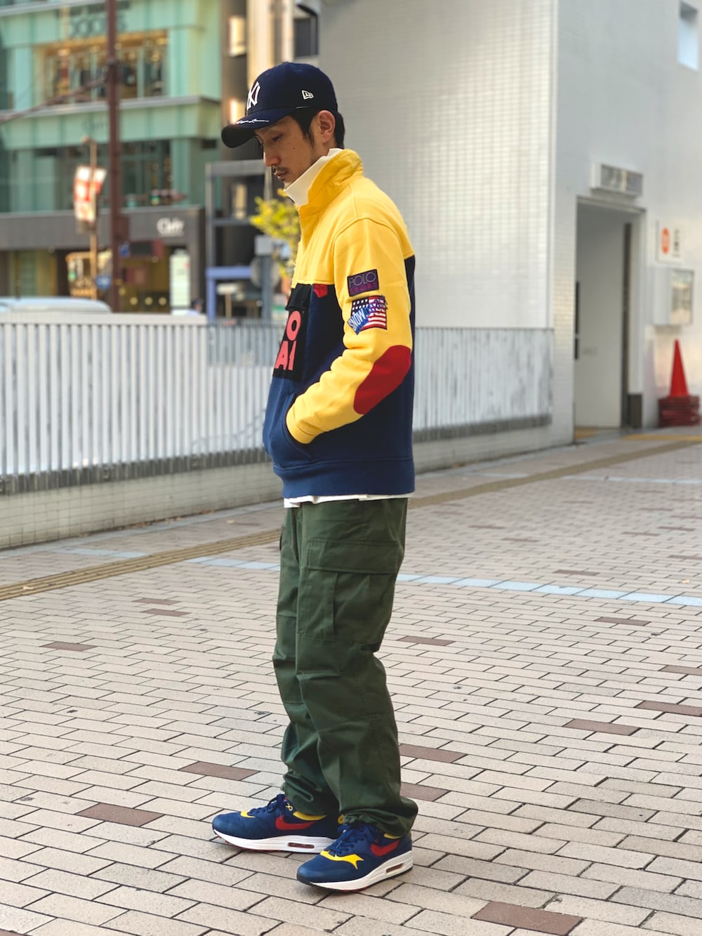 その他のトップス、ホワイト系のTシャツ/カットソー、グリーン系のその他パンツを着用したメンズの秋コーディネートの2枚目の写真
