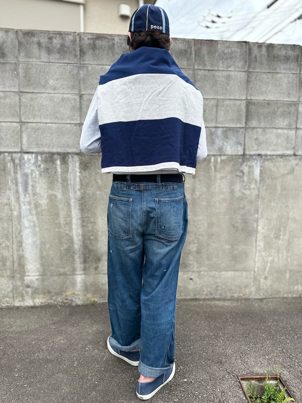 ブルー系のシャツ/ブラウス、ブルー系のネクタイ、グレー系のポロシャツを着用したメンズの春コーディネートの5枚目の写真