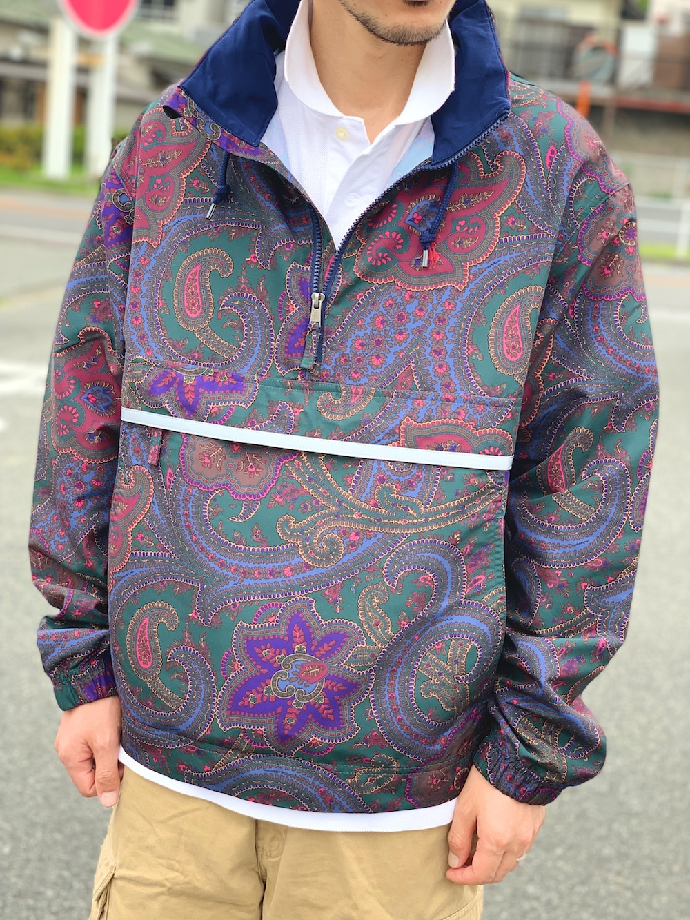 ホワイト系のポロシャツ、その他のその他アウター、ベージュ系のその他パンツを着用したメンズの夏コーディネートの2枚目の写真