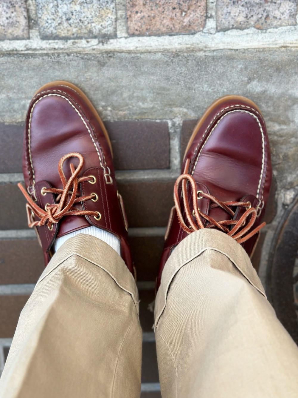 ブルー系のシャツ/ブラウス、グリーン系のパーカー、ブルー系のスタジャンを着用したメンズの春コーディネートの5枚目の写真