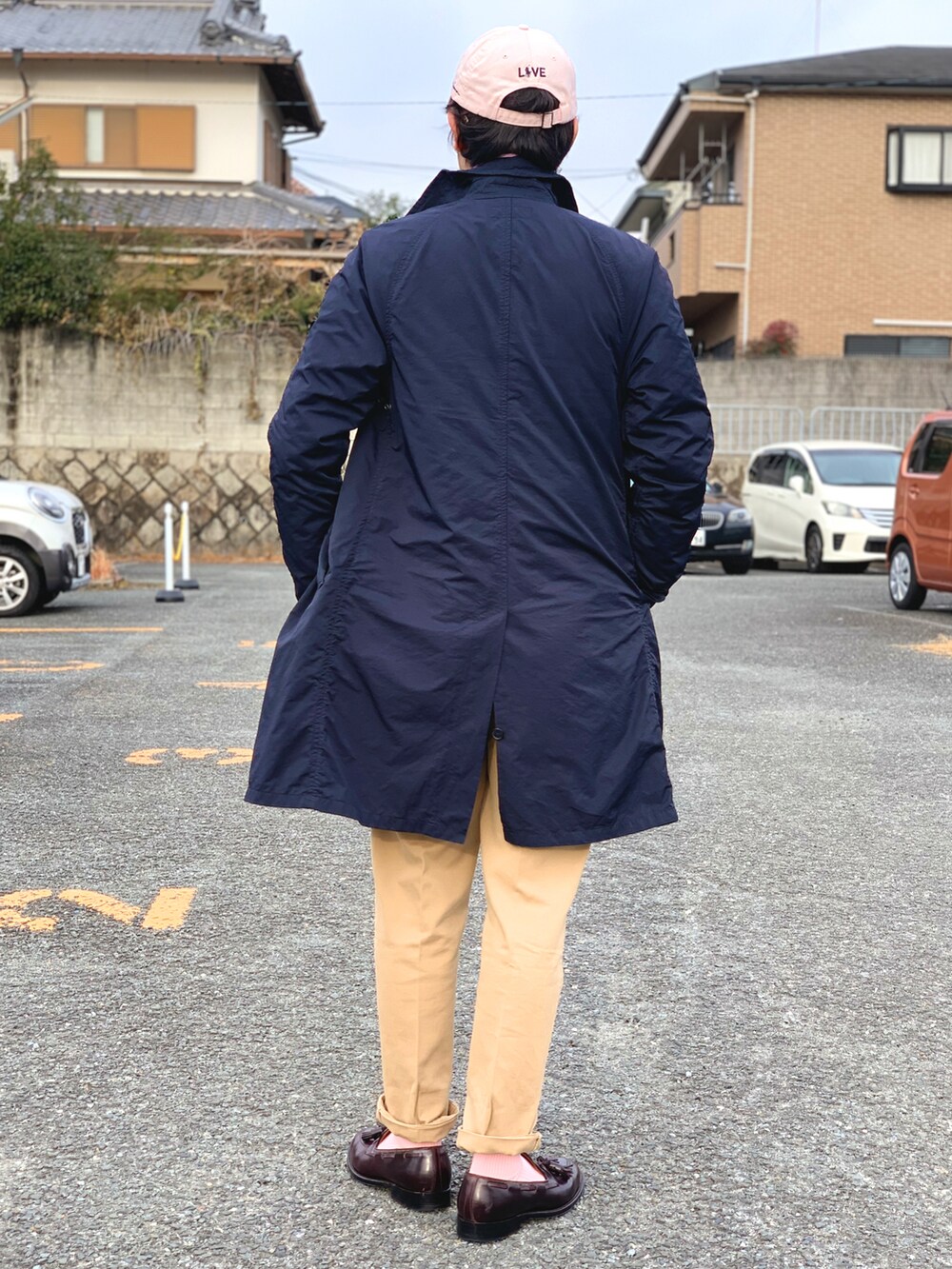 ピンク系のシャツ/ブラウス、グリーン系のニット/セーター、ブルー系のその他アウターを着用したメンズの冬コーディネートの5枚目の写真