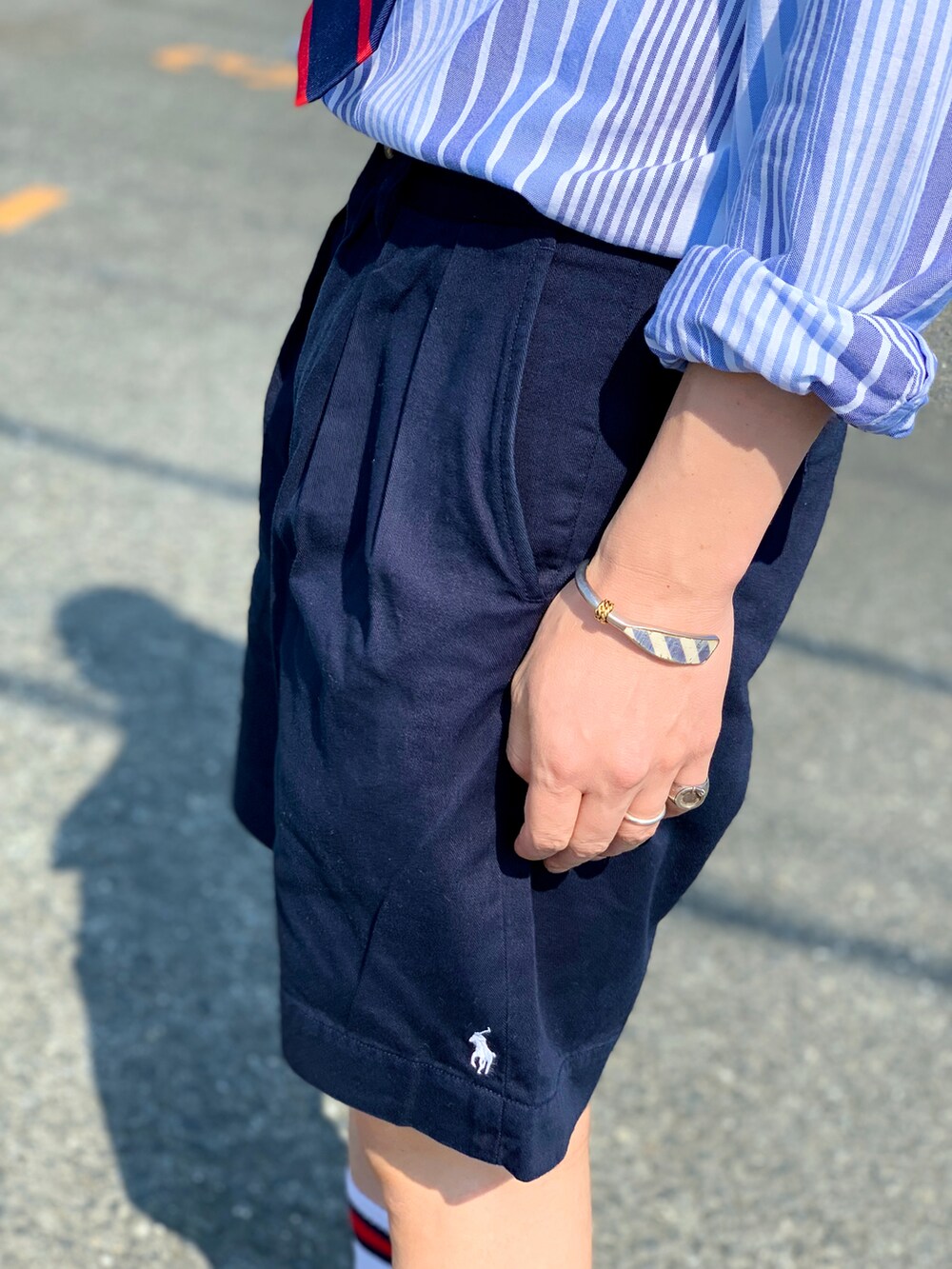 ブルー系のシャツ/ブラウス、レッド系のネクタイ、シルバー系のネクタイピンを着用したメンズの春コーディネートの5枚目の写真