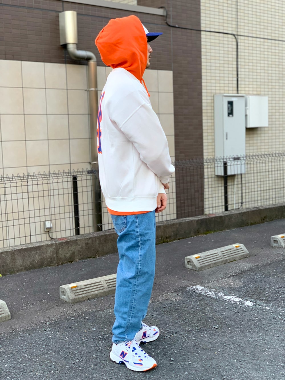 「オーバーサイズ、ストリート、90'sスタイル、street、mets、knicks、New Balance、Levi's、バギーパンツ、パーカー、AIME LEON DORE、NEW ERA、スウェット、春コーデ、HIPHOP」｜「AIME LEON DOREのアイテム（キャップ、ホワイト系）」を使った、 $hinih$さん（メンズ・173cm）の冬コーディネートの3枚目の写真