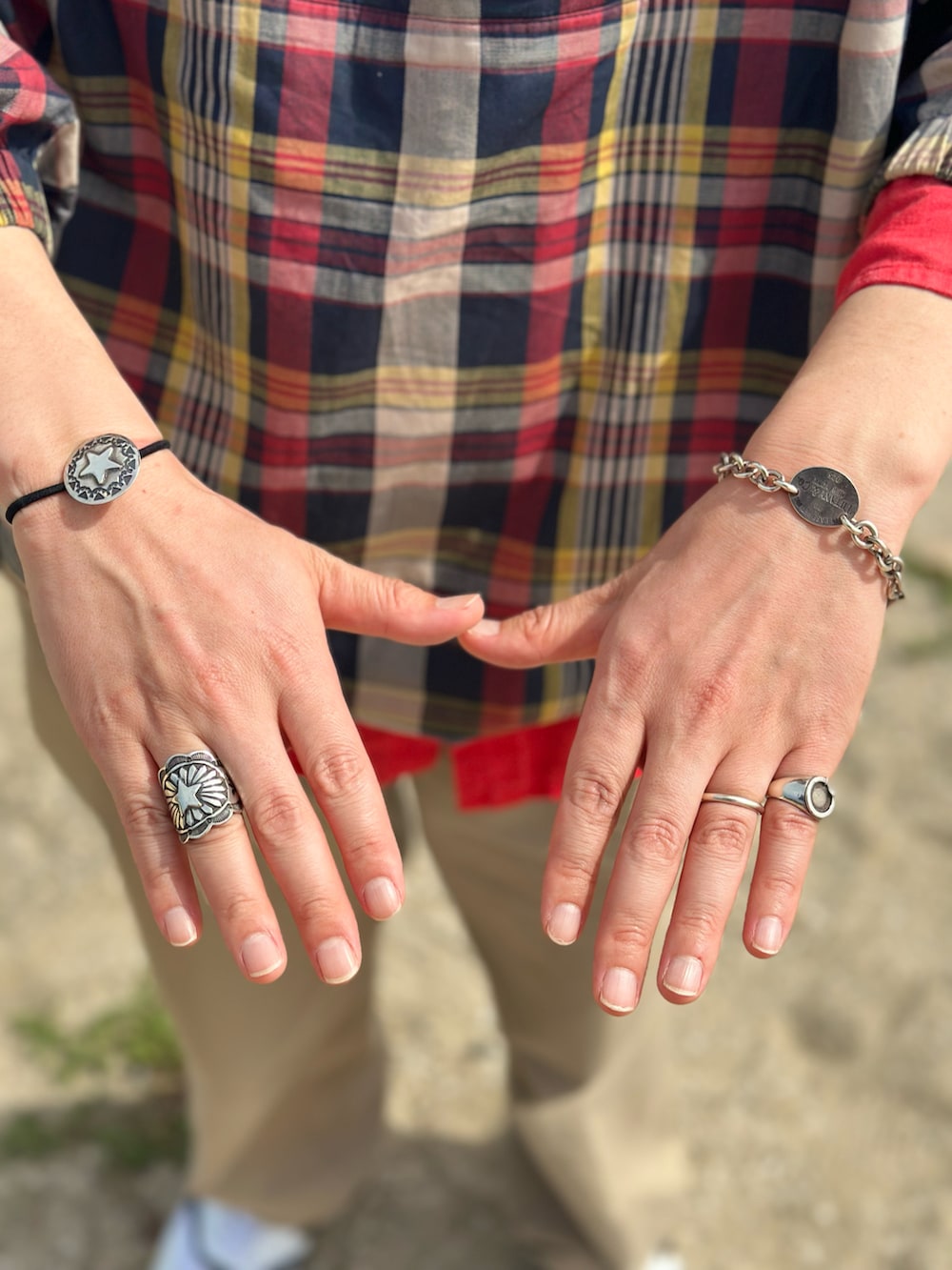 レッド系のシャツ/ブラウス、その他のジャケット/アウター、ベージュ系のパンツを着用したメンズの春コーディネートの3枚目の写真