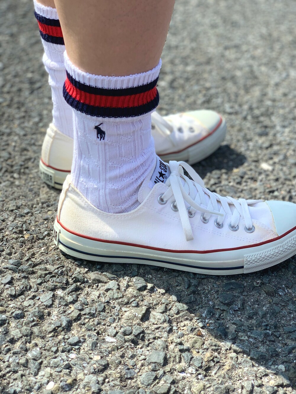 ホワイト系のTシャツ/カットソー、ホワイト系のチノパンツ、ホワイト系のスニーカーを着用したメンズの夏コーディネートの3枚目の写真