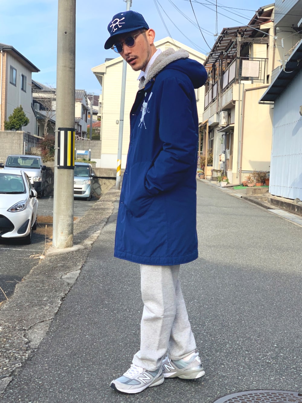 ホワイト系のシャツ/ブラウス、イエロー系のネクタイ、グレー系のパンツを着用したメンズの冬コーディネートの2枚目の写真