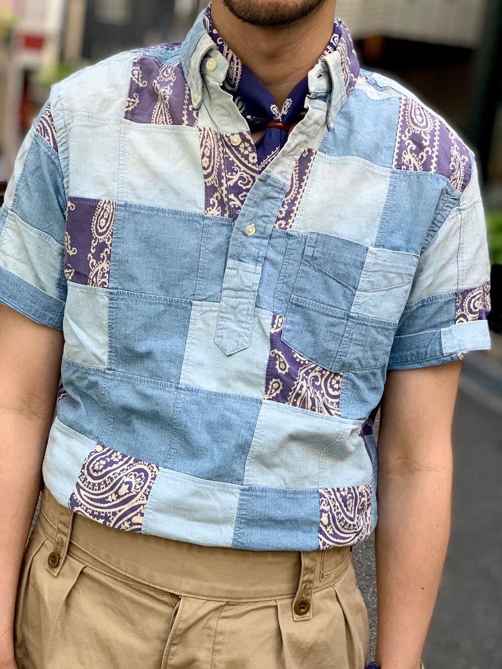 ブルー系のシャツ/ブラウス、ブラウン系のその他パンツ、ピンク系のキャップを着用したメンズの夏コーディネートの2枚目の写真