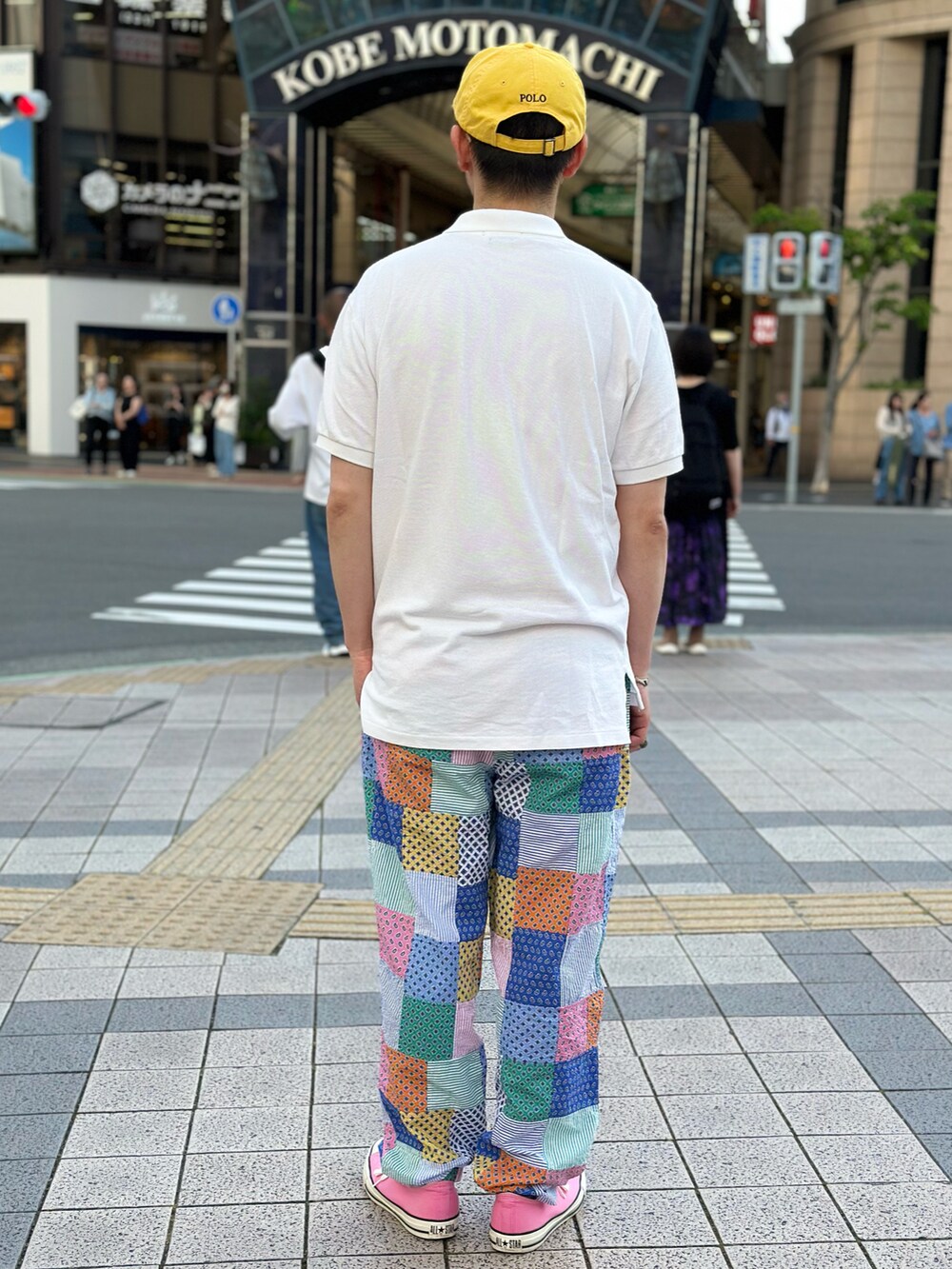 ホワイト系のポロシャツ、その他のその他パンツ、ピンク系のスニーカーを着用したメンズの春コーディネートの3枚目の写真