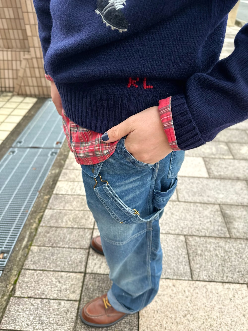 レッド系のシャツ/ブラウス、ブルー系のニット/セーター、ブルー系のサロペット/オーバーオールを着用したメンズの秋コーディネートの4枚目の写真