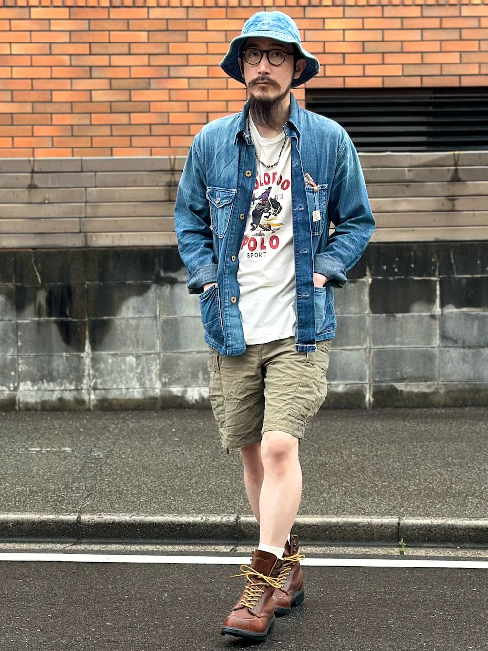 ホワイト系のTシャツ/カットソー、ブルー系のデニムジャケット、グリーン系のその他パンツを着用したメンズの夏コーディネートの2枚目の写真