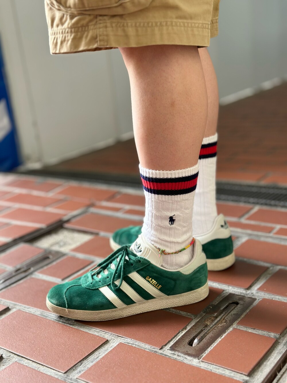 ホワイト系のTシャツ/カットソー、グリーン系のシャツ/ブラウス、ベージュ系のその他パンツを着用したメンズの春コーディネートの5枚目の写真