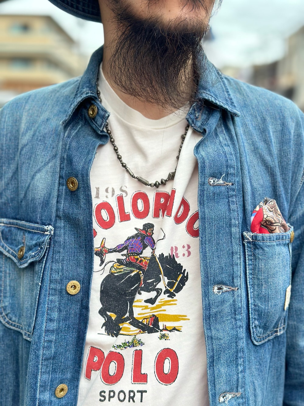 ホワイト系のTシャツ/カットソー、ブルー系のデニムジャケット、グリーン系のその他パンツを着用したメンズの夏コーディネートの4枚目の写真