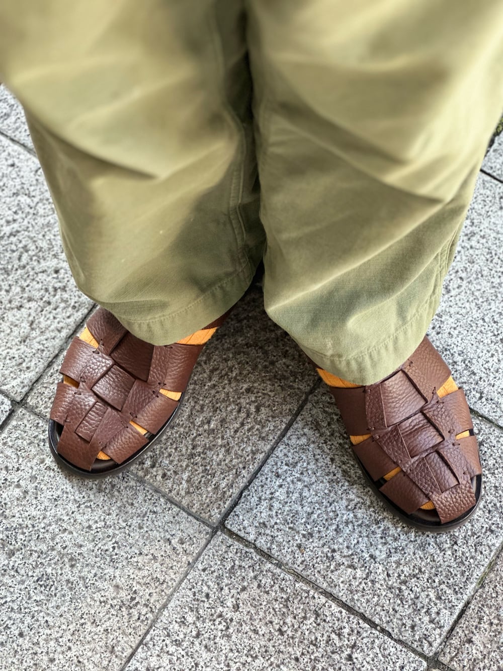 その他のシャツ/ブラウス、グリーン系のカーゴパンツ、ブラウン系のサンダルを着用したメンズの夏コーディネートの3枚目の写真